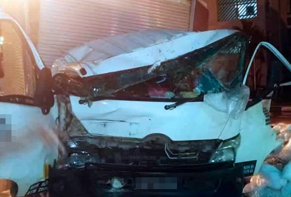 Lori ais rempuh tembok tol, seorang maut Lori ais rempuh tembok tol, seorang maut
