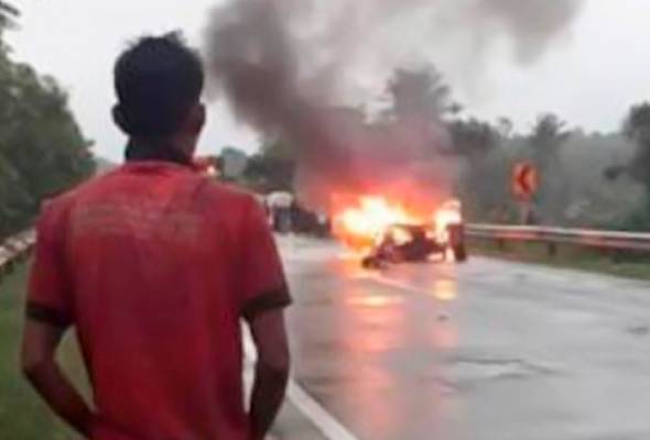 Kereta terbakar dalam kemalangan, pemandu sempat selamatkan diri Kereta terbakar dalam kemalangan, pemandu sempat selamatkan diri
