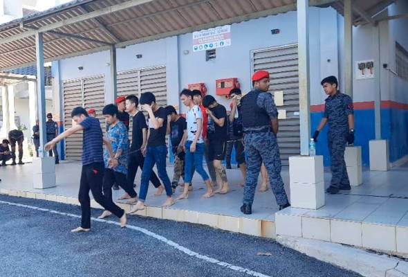 373 warga China yang diserbu Imigresen di Cyberjaya didakwa masuk secara haram 373 warga China yang diserbu Imigresen di Cyberjaya didakwa masuk secara haram