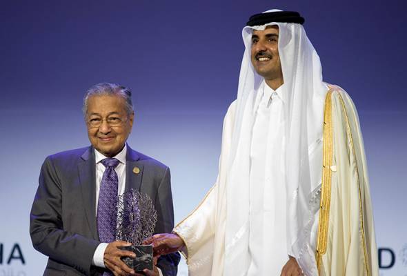 Tun Mahathir terima Anugerah Forum Doha Tun Mahathir terima Anugerah Forum Doha