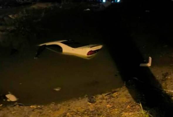 Kereta terbabas dalam parit, pemandu maut Kereta terbabas dalam parit, pemandu maut