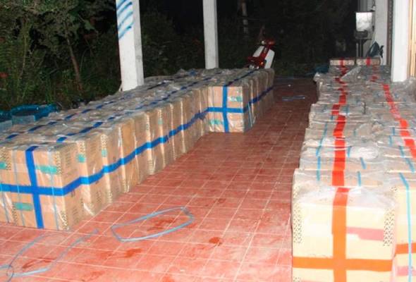 Tiga lelaki diberkas bersama ribuan karton rokok seludup, bernilai jutaan ringgit Tiga lelaki diberkas bersama ribuan karton rokok seludup, bernilai jutaan ringgit