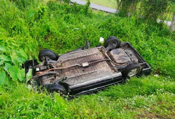 Lelaki maut kereta terbabas, jatuh dalam parit Lelaki maut kereta terbabas, jatuh dalam parit