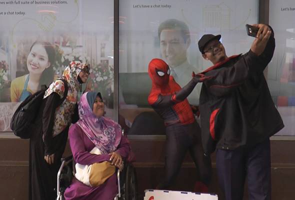 Beraksi ala 'Spider-Man' demi cari dana rawat isteri tercinta Beraksi ala 'Spider-Man' demi cari dana rawat isteri tercinta