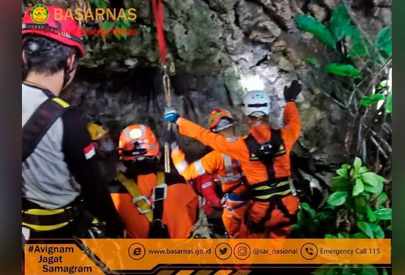 Tiga pelajar universiti maut akibat terperangkap dalam banjir di Gua Lele Tiga pelajar universiti maut akibat terperangkap dalam banjir di Gua Lele