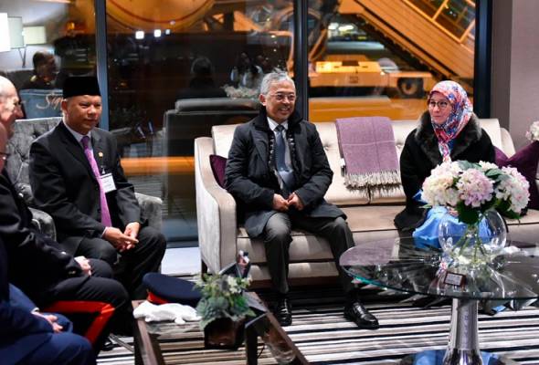 Agong tiba di UK untuk lawatan khas Agong tiba di UK untuk lawatan khas