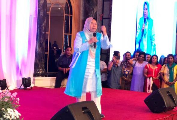 Saya dan Azmin bersedia dipecat - Zuraida Saya dan Azmin bersedia dipecat - Zuraida