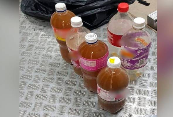 Dua rakyat Malaysia ditahan bawa masuk air ketum ke Singapura Dua rakyat Malaysia ditahan bawa masuk air ketum ke Singapura