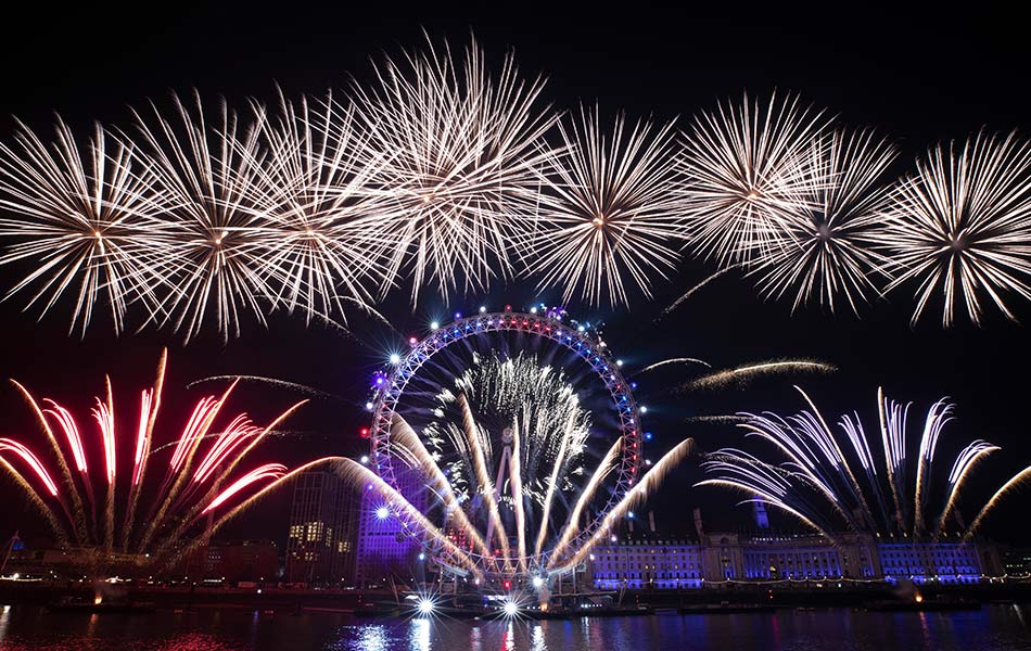 Ferris wheel London Eye yang menghadap Sungai Thames di London begitu meriah dengan pertunjukan bunga api saat detik jam memasuki tahun baharu 2020. - AP Ferris wheel London Eye yang menghadap Sungai Thames di London begitu meriah dengan pertunjukan bunga api saat detik jam memasuki tahun baharu 2020. - AP