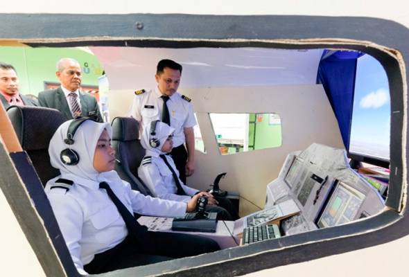 Simulator daripada barangan terpakai cetus minat murid dalam bidang penerbangan Simulator daripada barangan terpakai cetus minat murid dalam bidang penerbangan