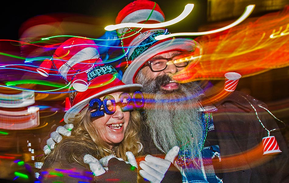 Trip (kiri) dan Jess Barrios berjalan di The Strip, Las Vegas pada Selasa bersama aksesori hiasan masing-masing untuk memeriahkan acara sambutan tahun baharu. - Benjamin Hager/Las Vegas Review-Journal Trip (kiri) dan Jess Barrios berjalan di The Strip, Las Vegas pada Selasa bersama aksesori hiasan masing-masing untuk memeriahkan acara sambutan tahun baharu. - Benjamin Hager/Las Vegas Review-Journal