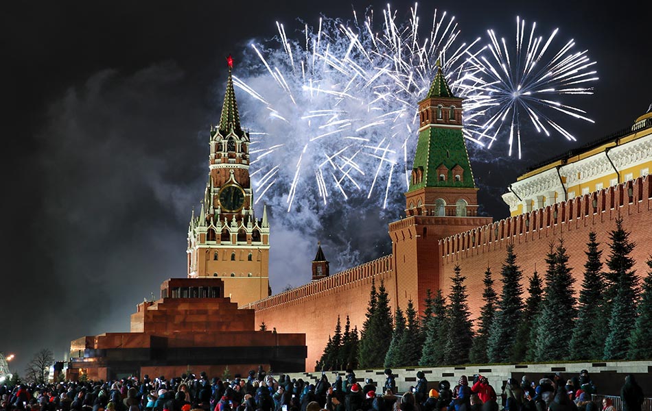 Cahaya dari pertunjukan bunga api mewarnai langit malam dan menghidupkan suasana sekitar Red Square dan Kremlin di Moscow, Rusia. - AP Cahaya dari pertunjukan bunga api mewarnai langit malam dan menghidupkan suasana sekitar Red Square dan Kremlin di Moscow, Rusia. - AP