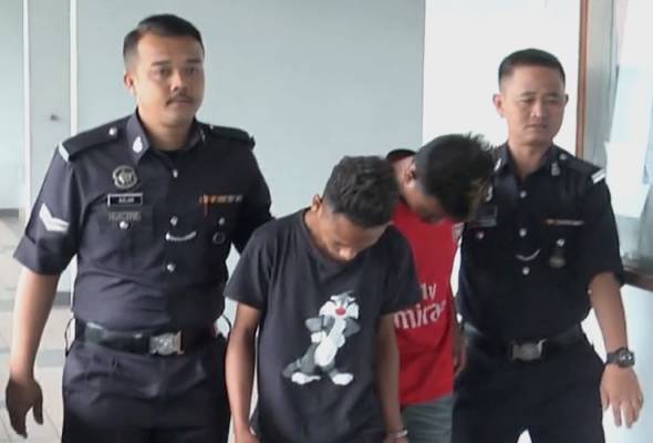 Dua bersaudara menangis didakwa merogol, lakukan amang seksual Dua bersaudara menangis didakwa merogol, lakukan amang seksual