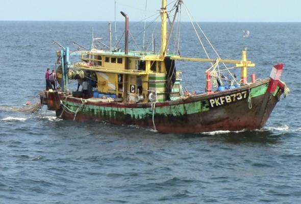 Bot nelayan ditahan di zon larangan, 600kg ikan dirampas Bot nelayan ditahan di zon larangan, 600kg ikan dirampas