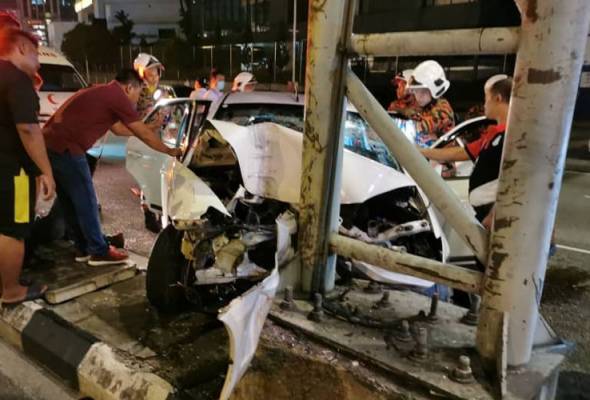 Seorang maut, seorang lagi parah kemalangan di Jalan Tun Razak Seorang maut, seorang lagi parah kemalangan di Jalan Tun Razak