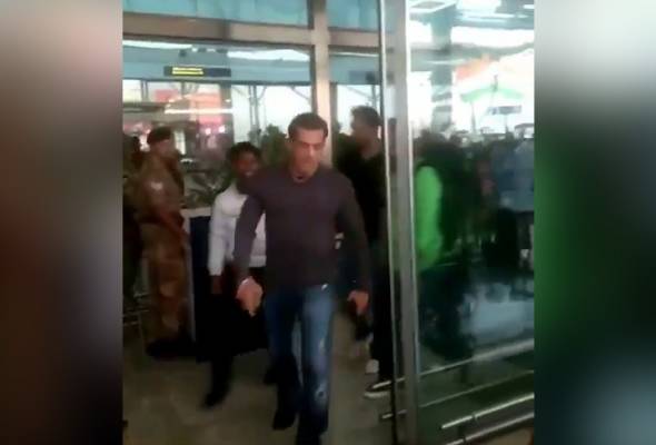 Salman Khan rampas telefon peminat Salman Khan rampas telefon peminat