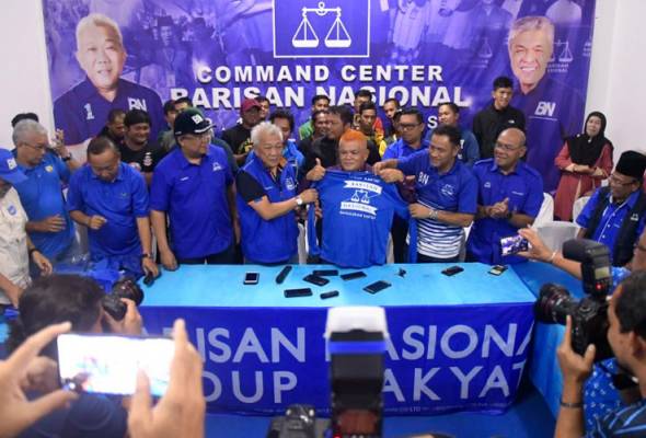 Bung Moktar berang markas BN diceroboh Bung Moktar berang markas BN diceroboh