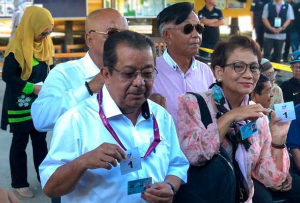 Kimanis Memilih: Karim Bujang selesai buang undi Kimanis Memilih: Karim Bujang selesai buang undi