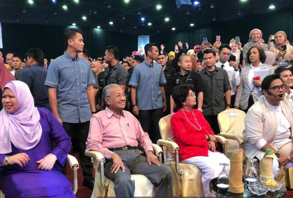 Dr Mahathir harap lebih ramai orang luar bandar berniaga Dr Mahathir harap lebih ramai orang luar bandar berniaga