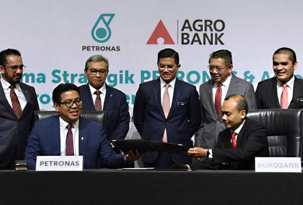 Kerjasama strategik Petronas-Agrobank beri manfaat kepada 90,000 golongan B40 Kerjasama strategik Petronas-Agrobank beri manfaat kepada 90,000 golongan B40