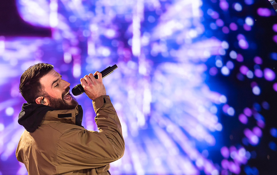 Penyanyi Sam Hunt mendendangkan lagu sewaktu menghiburkan orang ramai di Times Square New York menjelang kedatangan tahun baharu 2020. - AP Penyanyi Sam Hunt mendendangkan lagu sewaktu menghiburkan orang ramai di Times Square New York menjelang kedatangan tahun baharu 2020. - AP