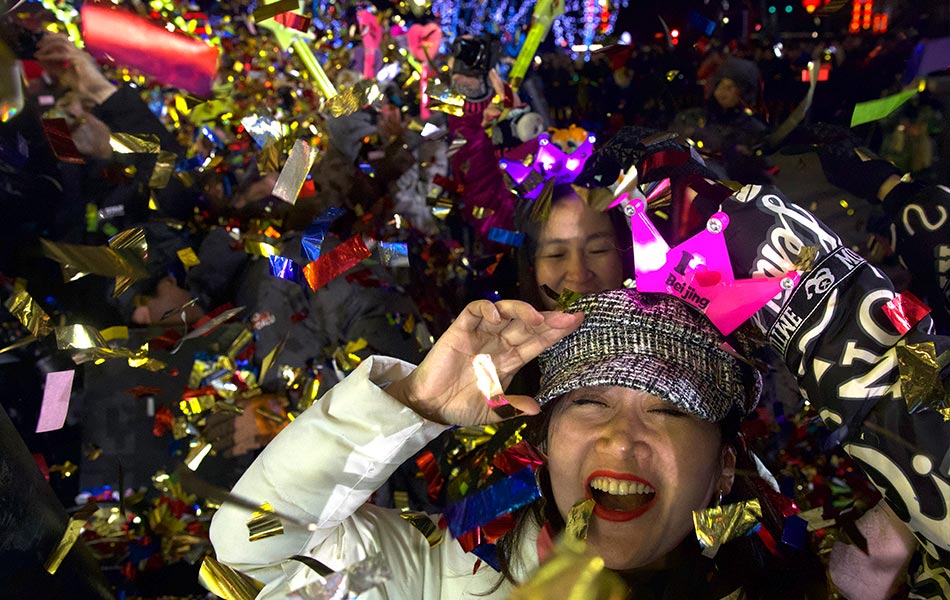 Keseronokan peserta acara sambutan tahun baharu 2020 berdekatan ibu pejabat penganjuran Olimpik Musim Sejuk Beijing. - AP Keseronokan peserta acara sambutan tahun baharu 2020 berdekatan ibu pejabat penganjuran Olimpik Musim Sejuk Beijing. - AP