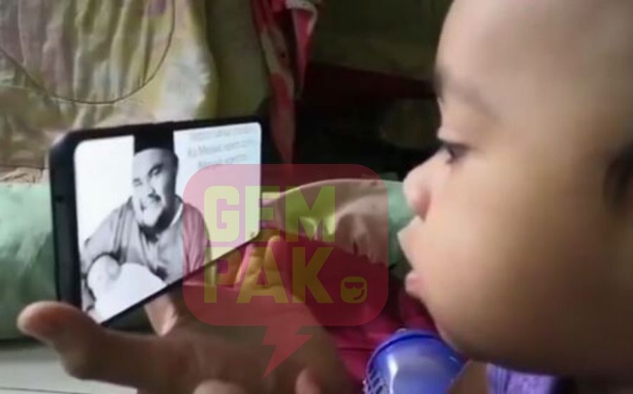 Dia nak pegang ayah dia kat skrin telefon itu - Netizen sebak lihat anak Abam tonton video arwah ayahnya Dia nak pegang ayah dia kat skrin telefon itu - Netizen sebak lihat anak Abam tonton video arwah ayahnya