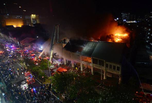 Sekumpulan warga emas berjaya diselamatkan daripada kebakaran Sekumpulan warga emas berjaya diselamatkan daripada kebakaran