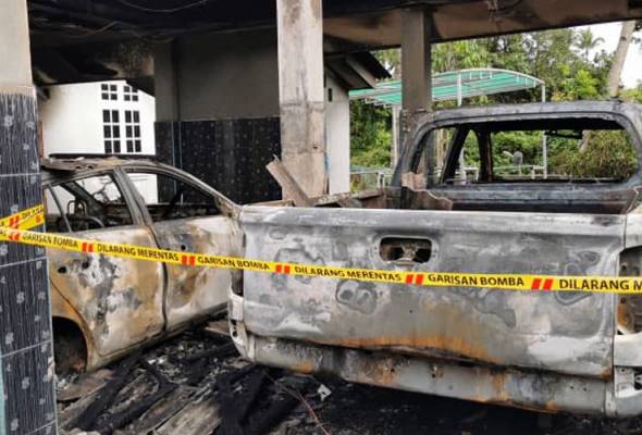 Rumah pegawai kastam terbakar dilontar bom botol Rumah pegawai kastam terbakar dilontar bom botol