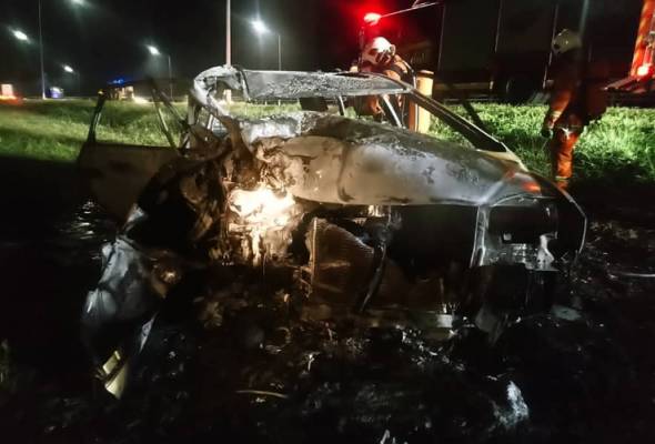 Seorang rentung, tiga cedera, kereta langgar pokok di Cyberjaya Seorang rentung, tiga cedera, kereta langgar pokok di Cyberjaya