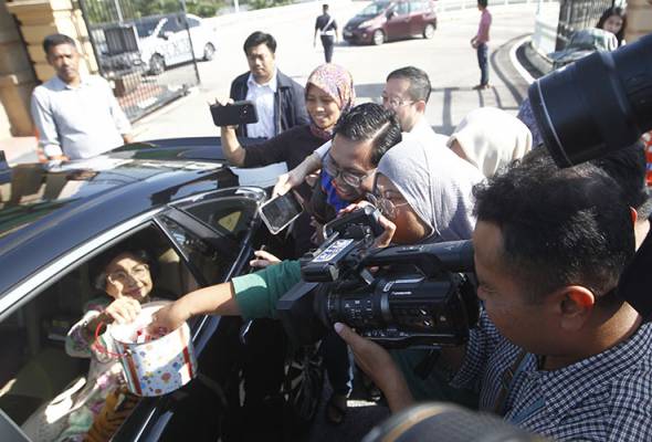 Siti Hasmah agih coklat kepada petugas media Siti Hasmah agih coklat kepada petugas media
