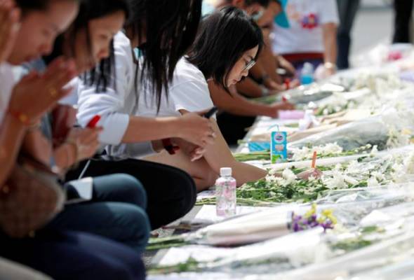 Amuk askar Thailand: Penduduk berkabung, beri penghormatan terakhir Amuk askar Thailand: Penduduk berkabung, beri penghormatan terakhir