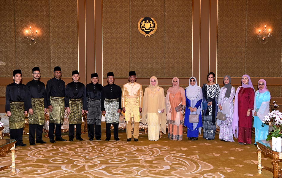Yang di-Pertuan Agong, Al-Sultan Abdullah Riayatuddin Al-Mustafa Billah Shah dan Raja Permaisuri Agong Tunku Hajah Azizah Aminah Maimunah Iskandariah berkenan bergambar bersama Perdana Menteri kelapan Tan Sri Muhyiddin Yassin dan isteri Puan Sri Noorainee Abdul Rahman serta ahli keluarga selepas Istiadat Pengurniaan Surat Cara Pelantikan dan Mengangkat Sumpah Jawatan dan Setia serta Sumpah Simpan Rahsia di Istana Negara hari ini.
--fotoBERNAMA Yang di-Pertuan Agong, Al-Sultan Abdullah Riayatuddin Al-Mustafa Billah Shah dan Raja Permaisuri Agong Tunku Hajah Azizah Aminah Maimunah Iskandariah berkenan bergambar bersama Perdana Menteri kelapan Tan Sri Muhyiddin Yassin dan isteri Puan Sri Noorainee Abdul Rahman serta ahli keluarga selepas Istiadat Pengurniaan Surat Cara Pelantikan dan Mengangkat Sumpah Jawatan dan Setia serta Sumpah Simpan Rahsia di Istana Negara hari ini.
--fotoBERNAMA