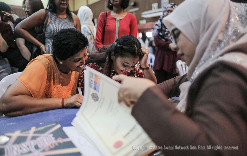 PETALING JAYA: Reaksi pelajar ketika mengambil keputusan Sijil Pelajaran Malaysia bagi tahun 2019 di Sekolah Menengah (P) Sri Aman. Seramai 8,876 daripada 389,498 calon peperiksaan Sijil Pelajaran Malaysia (SPM) 2019 memperoleh keputusan cemerlang dalam semua mata pelajaran diambil. Foto ASTRO AWANI/SHAHIR OMAR PETALING JAYA: Reaksi pelajar ketika mengambil keputusan Sijil Pelajaran Malaysia bagi tahun 2019 di Sekolah Menengah (P) Sri Aman. Seramai 8,876 daripada 389,498 calon peperiksaan Sijil Pelajaran Malaysia (SPM) 2019 memperoleh keputusan cemerlang dalam semua mata pelajaran diambil. Foto ASTRO AWANI/SHAHIR OMAR