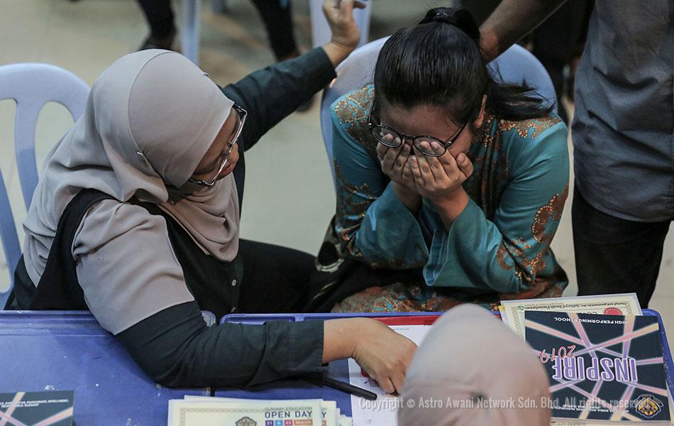 PETALING JAYA: Reaksi pelajar ketika mengambil keputusan Sijil Pelajaran Malaysia bagi tahun 2019 di Sekolah Menengah (P) Sri Aman.Seramai 8,876 daripada 389,498 calon peperiksaan Sijil Pelajaran Malaysia (SPM) 2019 memperoleh keputusan cemerlang dalam semua mata pelajaran diambil. Foto ASTRO AWANI/SHAHIR OMAR PETALING JAYA: Reaksi pelajar ketika mengambil keputusan Sijil Pelajaran Malaysia bagi tahun 2019 di Sekolah Menengah (P) Sri Aman.Seramai 8,876 daripada 389,498 calon peperiksaan Sijil Pelajaran Malaysia (SPM) 2019 memperoleh keputusan cemerlang dalam semua mata pelajaran diambil. Foto ASTRO AWANI/SHAHIR OMAR