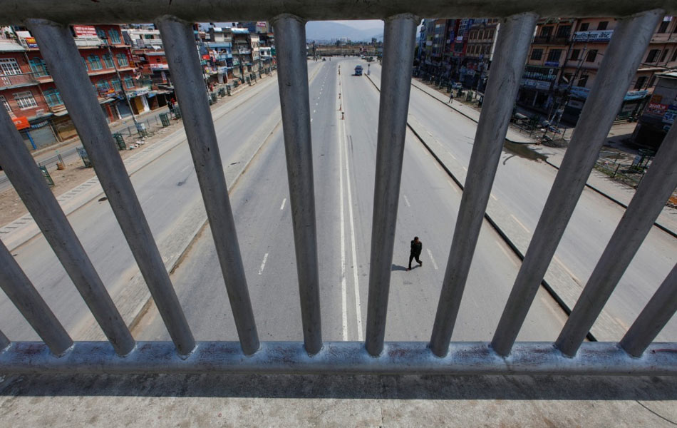Seorang lelaki melintas jalan yang sepi di Kathmandu, Nepal setelah kerajaan menguatkuasakan penutupan sementara bandar itu bagi mencegah jangkitan koronavirus COVID-19. - Reuters Seorang lelaki melintas jalan yang sepi di Kathmandu, Nepal setelah kerajaan menguatkuasakan penutupan sementara bandar itu bagi mencegah jangkitan koronavirus COVID-19. - Reuters