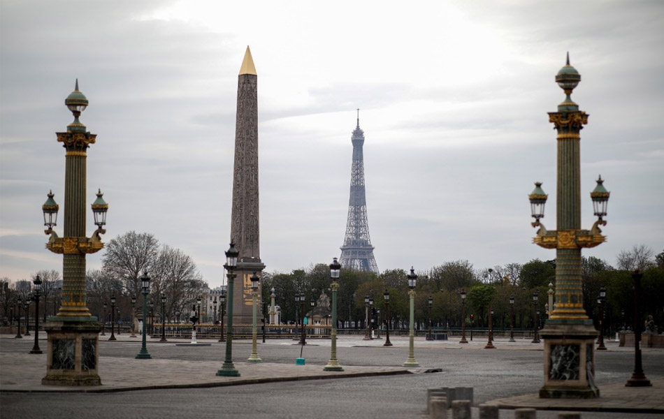 Paris yang terkenal dengan jolokan Kota Romantis kini bertukar sepi. Tarikan ikonik Menara Eiffel tidak lagi dapat dikunjungi pelancong sejak Perancis bertindak menged=hadkan pergerakan orang ramai. Reuters Paris yang terkenal dengan jolokan Kota Romantis kini bertukar sepi. Tarikan ikonik Menara Eiffel tidak lagi dapat dikunjungi pelancong sejak Perancis bertindak menged=hadkan pergerakan orang ramai. Reuters