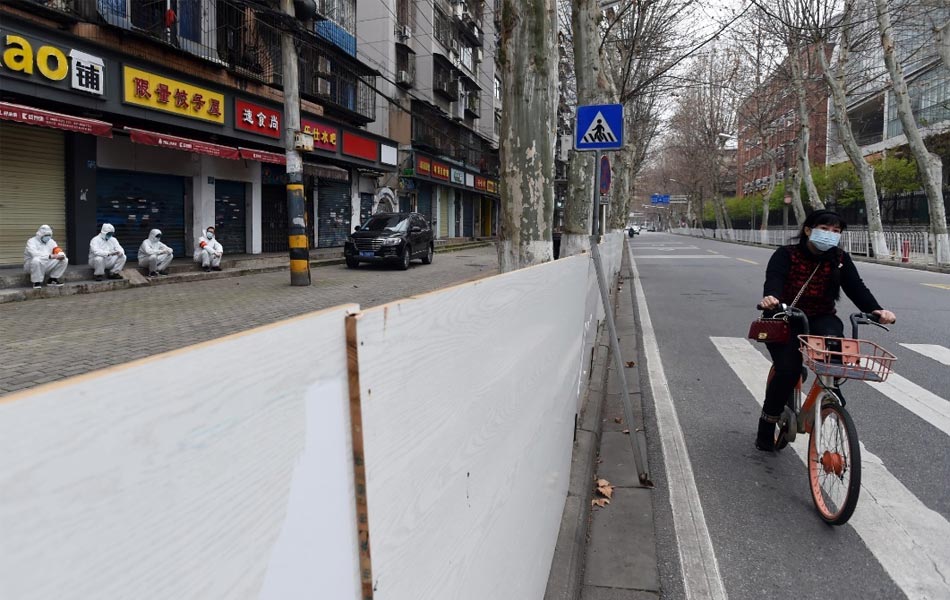 Seorang wanita mengayuh basikal meliontasi petugas kesihatan yang lengkap berpakaian pelindung di sebatang jalan di Wuhan, China... tempat segalanya bermula. Reuters Seorang wanita mengayuh basikal meliontasi petugas kesihatan yang lengkap berpakaian pelindung di sebatang jalan di Wuhan, China... tempat segalanya bermula. Reuters