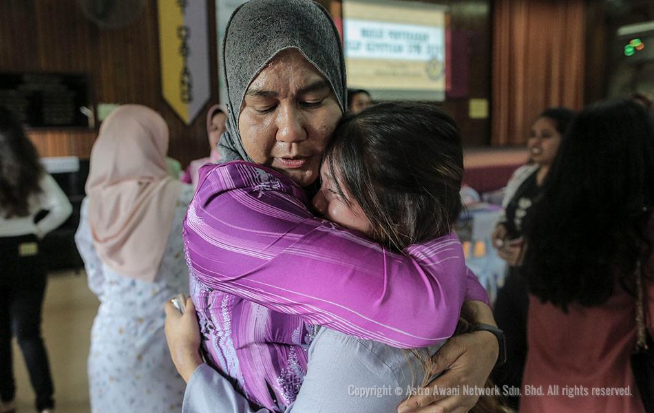 PETALING JAYA: Reaksi pelajar ketika mengambil keputusan Sijil Pelajaran Malaysia bagi tahun 2019 di Sekolah Menengah (P) Sri Aman pada hari ini.Seramai 8,876 daripada 389,498 calon peperiksaan Sijil Pelajaran Malaysia (SPM) 2019 memperoleh keputusan cemerlang dalam semua mata pelajaran diambil. Foto ASTRO AWANI/SHAHIR OMAR PETALING JAYA: Reaksi pelajar ketika mengambil keputusan Sijil Pelajaran Malaysia bagi tahun 2019 di Sekolah Menengah (P) Sri Aman pada hari ini.Seramai 8,876 daripada 389,498 calon peperiksaan Sijil Pelajaran Malaysia (SPM) 2019 memperoleh keputusan cemerlang dalam semua mata pelajaran diambil. Foto ASTRO AWANI/SHAHIR OMAR