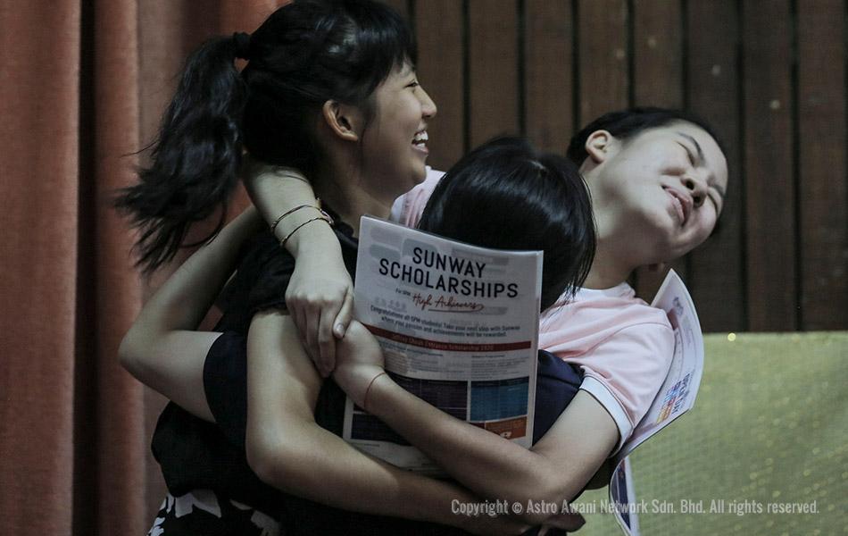 PETALING JAYA: Reaksi pelajar ketika mengambil keputusan Sijil Pelajaran Malaysia bagi tahun 2019 di Sekolah Menengah (P) Sri Aman. Seramai 8,876 daripada 389,498 calon peperiksaan Sijil Pelajaran Malaysia (SPM) 2019 memperoleh keputusan cemerlang dalam semua mata pelajaran diambil. Foto ASTRO AWANI/SHAHIR OMAR PETALING JAYA: Reaksi pelajar ketika mengambil keputusan Sijil Pelajaran Malaysia bagi tahun 2019 di Sekolah Menengah (P) Sri Aman. Seramai 8,876 daripada 389,498 calon peperiksaan Sijil Pelajaran Malaysia (SPM) 2019 memperoleh keputusan cemerlang dalam semua mata pelajaran diambil. Foto ASTRO AWANI/SHAHIR OMAR