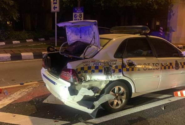 Lima anggota polis cedera, lori rempuh sekatan jalan raya Lima anggota polis cedera, lori rempuh sekatan jalan raya