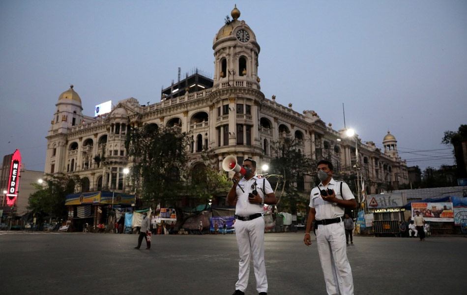 Dua orang pegawai penguat kuasa di Kolkata, India ini menggunakan alat pembesar suara untuk mendesak orang awam agar segera kembali ke rumah masing-masing. Reuters Dua orang pegawai penguat kuasa di Kolkata, India ini menggunakan alat pembesar suara untuk mendesak orang awam agar segera kembali ke rumah masing-masing. Reuters