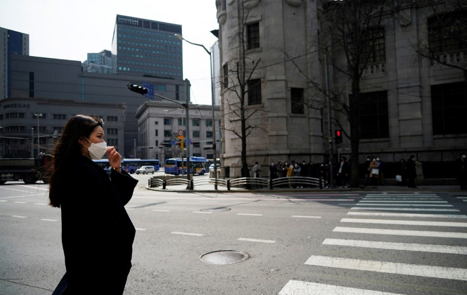 Seorang wanita di Seoul, Korea Selatan masih berdisiplin menunggu lampu isyarat melintas jalan bertukar hijau meskipun jalanan di tengah bandar raya itu sudah tidak dilalui kenderaan. Reuters Seorang wanita di Seoul, Korea Selatan masih berdisiplin menunggu lampu isyarat melintas jalan bertukar hijau meskipun jalanan di tengah bandar raya itu sudah tidak dilalui kenderaan. Reuters