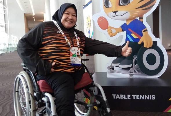 Cacat sejak lahir tidak halang Azila Alias berjaya dalam hidup Cacat sejak lahir tidak halang Azila Alias berjaya dalam hidup