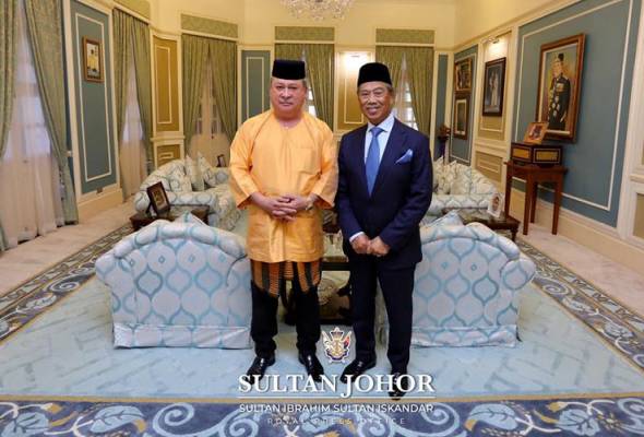 Muhyiddin persembah situasi COVID-19 ketika menghadap Sultan Johor Muhyiddin persembah situasi COVID-19 ketika menghadap Sultan Johor