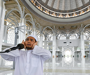Syahdu masjid sepi, tapi semuanya bersebab... Syahdu masjid sepi, tapi semuanya bersebab...