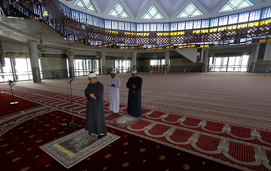 Imam Masjid Negara Muhammad Afif Jamal mengimamkan solat Zohor bagi menggantikan Solat Jumaat susulan Perintah Kawalan Pergerakan sebagai langkah pencegahan penularan COVID-19 ketika tinjauan hari ini. - Bernama Imam Masjid Negara Muhammad Afif Jamal mengimamkan solat Zohor bagi menggantikan Solat Jumaat susulan Perintah Kawalan Pergerakan sebagai langkah pencegahan penularan COVID-19 ketika tinjauan hari ini. - Bernama
