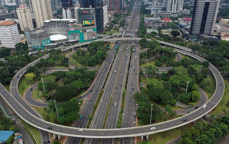 Bayangkan saja jalanan di Jakarta, yang mempunyai populasi padat iaitu sekitar 28 juta orang, tidak lagi semacet biasa apabila pemerintah Indonesia menguatkuasakan darurat kecemasan untuk membendung wabak COVID-19. Reuters Bayangkan saja jalanan di Jakarta, yang mempunyai populasi padat iaitu sekitar 28 juta orang, tidak lagi semacet biasa apabila pemerintah Indonesia menguatkuasakan darurat kecemasan untuk membendung wabak COVID-19. Reuters