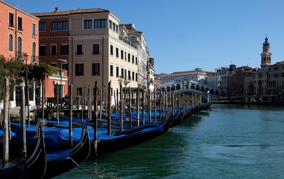 Kota Venice, Itali yang terkenal dengan tarikan pelancongan dan terusan air yang sering dilalui pelancong yang menaiki gondola, kini sunyi sejak negara itu mula mencatatkan angka jangkitan dan kematian tinggi. Reuters Kota Venice, Itali yang terkenal dengan tarikan pelancongan dan terusan air yang sering dilalui pelancong yang menaiki gondola, kini sunyi sejak negara itu mula mencatatkan angka jangkitan dan kematian tinggi. Reuters