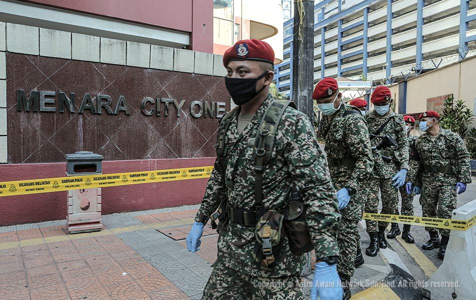 Anggota tentera berkawal di perkarangan Menara City One, Kuala Lumpur pada hari pertama Perintah Kawalan Pergerakan Diperketatkan (PKPD). Anggota tentera berkawal di perkarangan Menara City One, Kuala Lumpur pada hari pertama Perintah Kawalan Pergerakan Diperketatkan (PKPD).